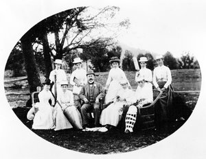 女子クリケットチーム、1870年代〜90年代 作： English Photographer